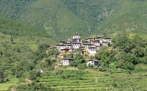Bhutan, dorpje ergens onderweg
