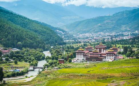Uitzicht over Thimpu met de Trashi Chhoe Dzong op de voorgrond