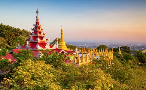 Beklim Mandalay hill voor een prachtig uitzicht over de stad