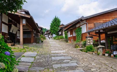 Het wandelpad van 8 km tussen Tsumago en Megome