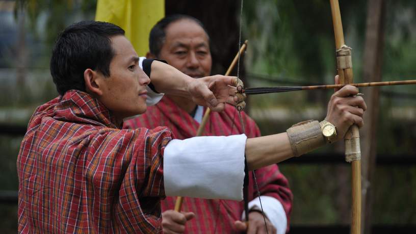 Boogschieten is de nationale sport van Bhutan. Over een afstand van 140 meter wordt er bogen geschoten op een doel niet groter dan twee velletjes A4, bizar!