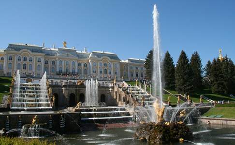 Tsaar Peter de Grote liet het Peterhof bouwen in de stijl van Versaille