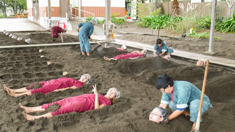 In Beppu kunt u een behandeling in het lava zand krijgen