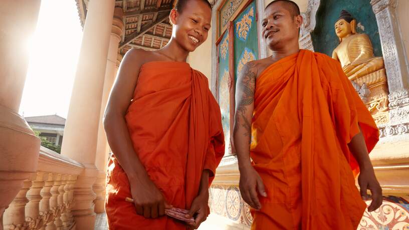 Phnom Penh, monniken in het Nationaal Museum