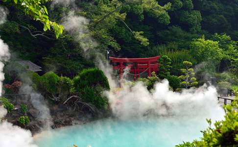 In Beppu vindt u vele hotsprings/onsen waar u een bad kunt nemen.