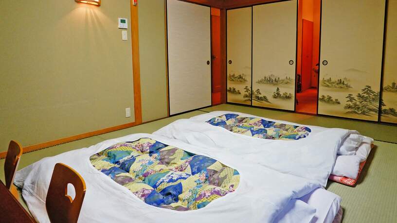 Een typische Japanse accommodatie. U slaapt op een futon matras op een Tatami vloer.