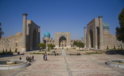 Het Registan "plein bedekt met zand" is het centrale plein van Samarkand