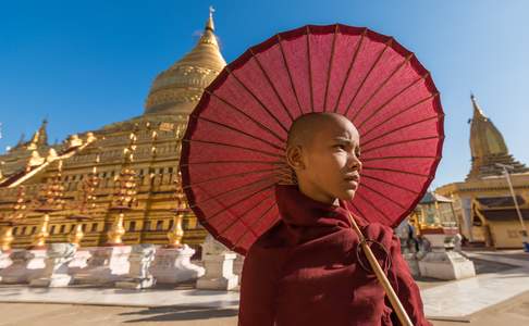 Een monnik bij de Swezigon pagode in Bagan