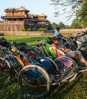 Rickshaws voor het Keizerlijk paleis, Hue