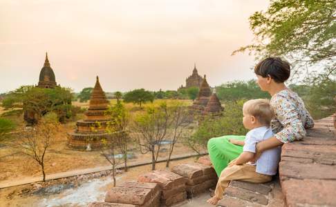 Enkele tempels mogen beklommen worden vanwaar u een prachtig uitzicht op de andere tempels heeft in Bagan.