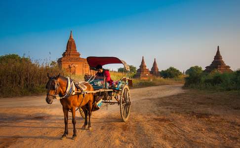 Zin in wat anders? Ontdek de tempelvlakte van Bagan per paard en wagen.
