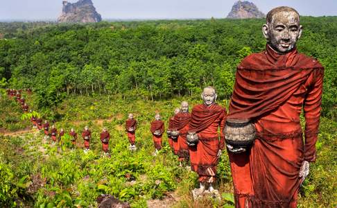 Honderden beelden van monniken bij de Win Sein Taw Ya Buddha in Mawlamyine