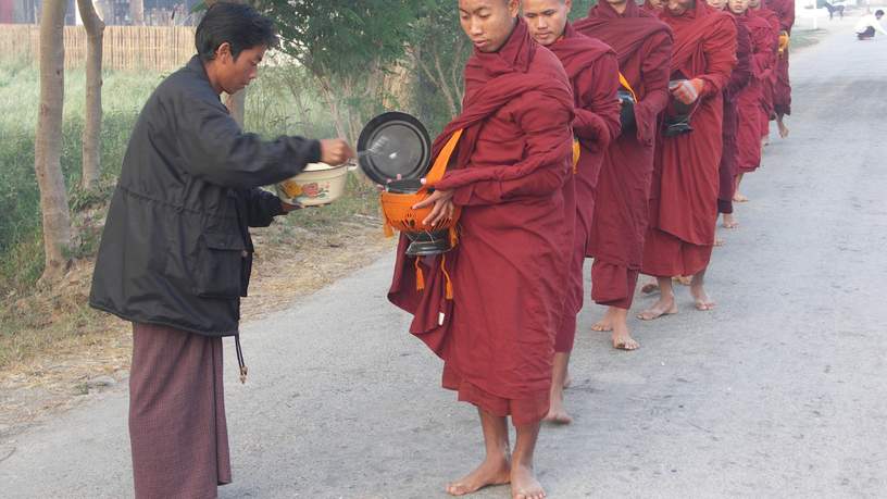 De monniken stellen zich op om aalmoezen te ontvangen.