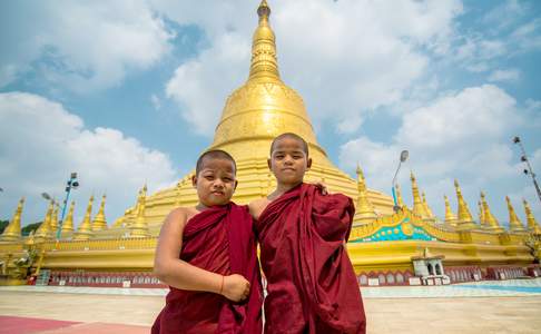 Twee jonge monniken bij de shwemawdaw pagode in Bago