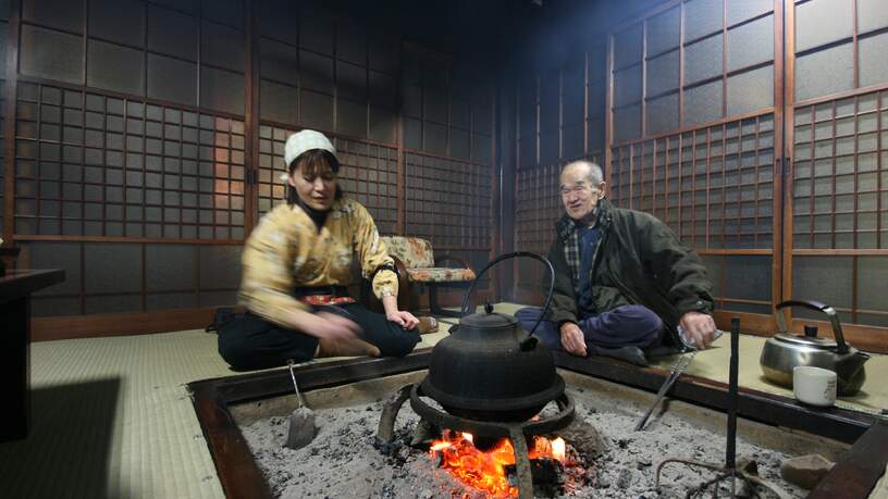 De familie waar u overnacht bereidt een heerlijke Japanse maaltijd voor u, Shirakawago