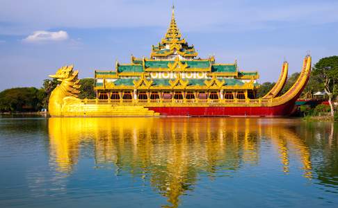 Het Karaweik restaurant in Yangon