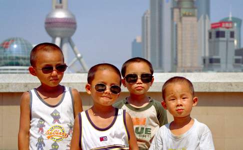 Shanghai, poseren op de Bund met zicht op Pudong