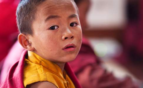 Jonge novice (leerling-monnik) in Tibet