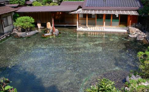 Een onsen is een Japanse badgelegenheid met water uit een geiser.