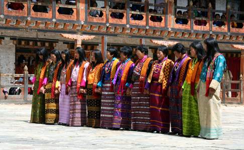 Dansen tijdens festival in Paro