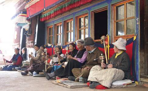 Lhasa, ouderen op dak van klooster