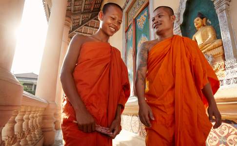 Phnom Penh, monniken in het Nationaal Museum