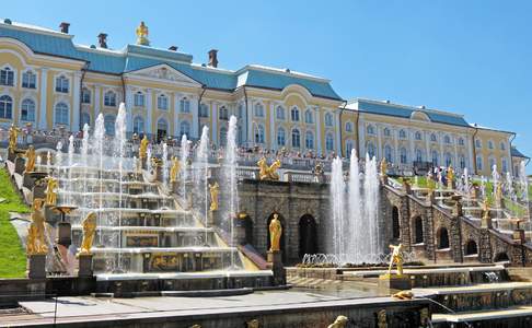 Het imposante paleizen- en tuinencomplex van Peter de Grote in Peterhof