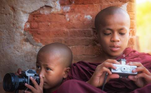 Kinderen (en monniken) proberen graag uw camera uit
