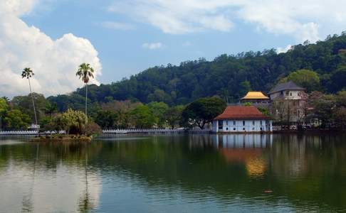 De Tempel van de Tand aan het meer van Kandy