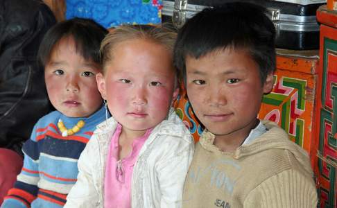 Te gast bij een nomadenfamilie, ook de kinderen komen buurten