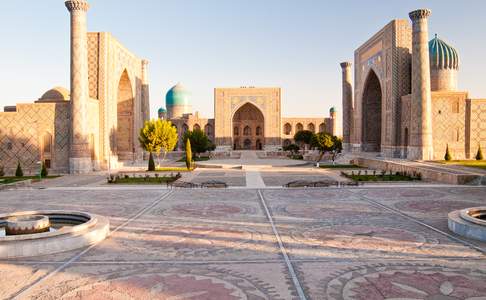 Het Registan in de vroege ochtendzon, Samarkand