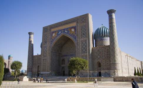 De Shir Dor Medressa is versierd met tijgermozaïeken en staat op het Registan in Samarkand