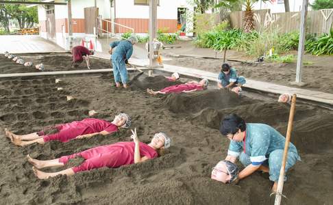 In Beppu kunt u een behandeling in het lava zand krijgen
