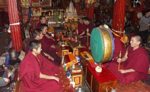 Lhasa, gebedsdienst in klooster