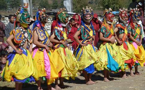 Bumthang, maskerdans tijdens festival bij de Jambay Lhakhang