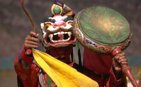 Maskerdans tijdens festival in Bhutan