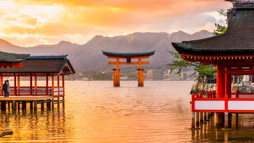 Het eiland Miyajima ligt voor de kust bij Hiroshima