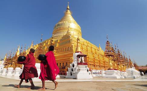 Monniken bij de Shwezigon pagode, Bagan
