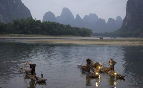 Guilin, Yangshuo, vissen met aalscholvers op de Li-rivier