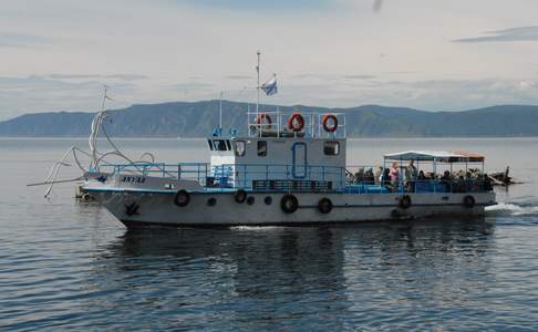 Vanuit Listvianka kan je prima een boottocht over het Baikal Meer maken