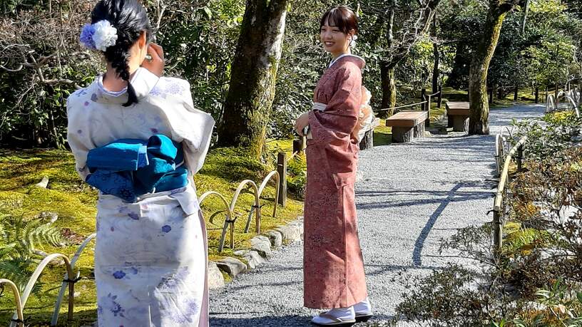Foto's maken in (gehuurde) kimono's is voor veel jonge Japanners een leuk tijdverdrijf