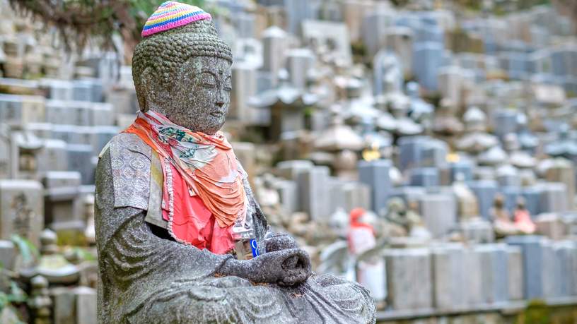 Okuno-in is een kerkhof met vele duizenden graven en grafmonumenten voor verdienstelijke Japanners.