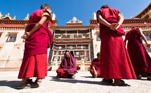 Tibetaanse monniken in religieus debat
