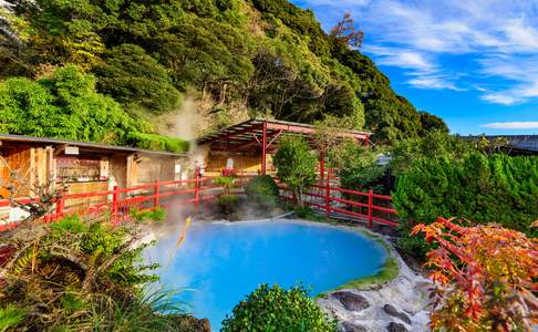 In Beppu vindt u vele hotsprings/onsen waar u een bad kunt nemen.