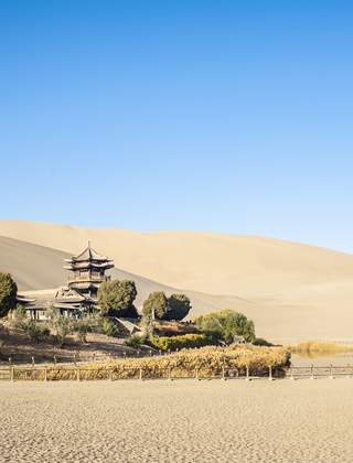 Tempeltje in de Mingshashan zandduinen bij Dunhuang