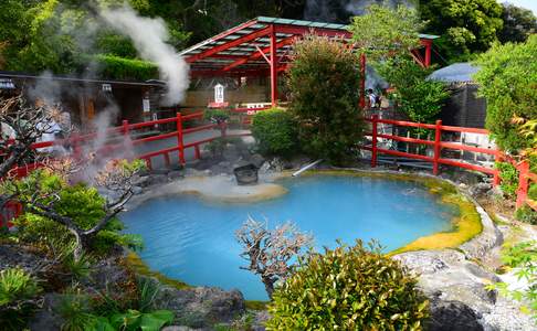 In Beppu vindt u vele hotsprings/onsen waar u een bad kunt nemen.
