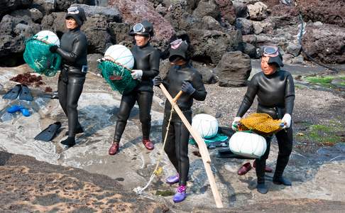 De Haenyo duikers op het eiland Jeju