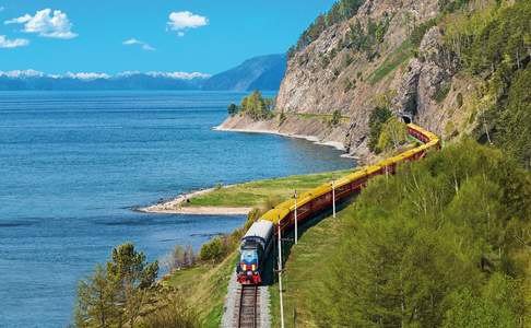 De Transsiberië Express rijdt enkele uren langs de oevers van het Baikal Meer