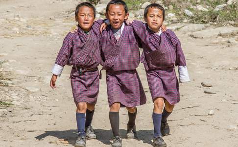 Kinderen onderweg naar school in Bhutan