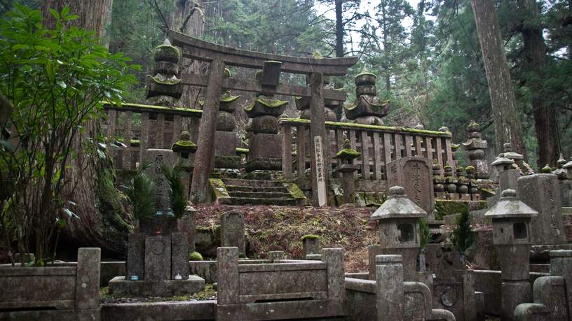 Wellicht niet het eerste waar je aan denkt, maar op Mount Koya mag je een wandeling naar een begraafplaats niet overslaan